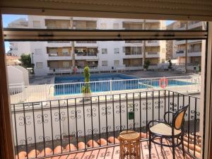 een balkon met uitzicht op een zwembad bij Casa adosada Playa de Gandia (2 plantas) in Playa de Gandia