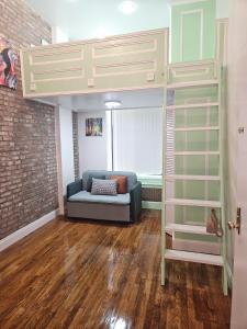 ein Hochbett im Wohnzimmer mit Sofa in der Unterkunft The Harlem Getaway in New York