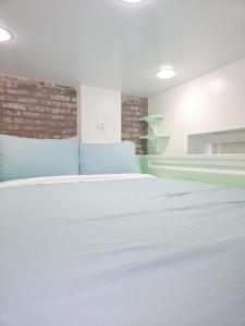 Ein Bett oder Betten in einem Zimmer der Unterkunft The Harlem Getaway
