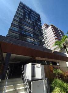 een hoog gebouw voor een gebouw bij Conforto próximo ao Farol in Salvador