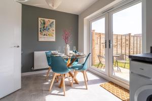 a kitchen and dining room with a table and chairs at Huge Weekly & Monthly Savings - Free Parking - Wi-Fi & Netflix in Gloucester