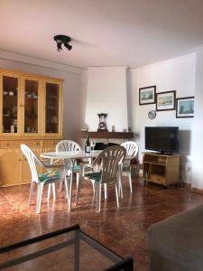 een woonkamer met een tafel en stoelen bij Casa adosada Playa de Gandia (2 plantas) in Playa de Gandia