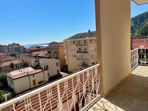 einen Balkon mit Stadtblick in der Unterkunft Casa Maestrale - Elegante con Balcone Vista Mare in Finale Ligure