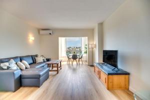 a living room with a couch and a tv at golf y playa in Benalmádena