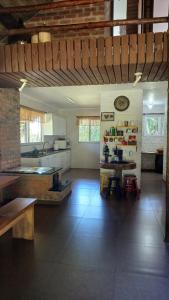 uma cozinha com mesa e cadeiras num quarto em Casa aconchegante em meio a natureza em Caxias do Sul