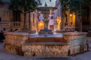 una fuente en medio de una calle por la noche en Concha y Toro 33 by Nobile en Santiago