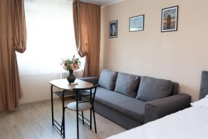 uma sala de estar com um sofá e uma mesa em Norbert 6 em Arad