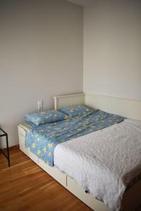 En eller flere senge i et værelse på Giorgos apartment