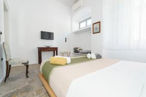 A bed or beds in a room at LIVIN Hydra Garden Suite