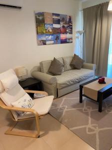 sala de estar con sofá y mesa en Kosher Tersefanou Larnaca, en Lárnaca