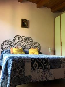 Un dormitorio con una cama con almohadas azules y amarillas. en B&B LA ROSA, en Salerno