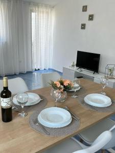 TV a/nebo společenská místnost v ubytování Apartments Ema