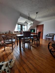 sala de estar con mesa de comedor y sillas en Ferienwohnung Trude en Monschau