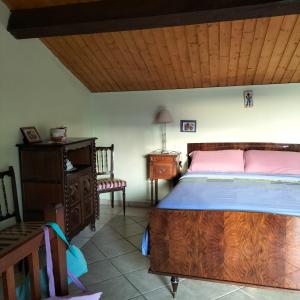 ein Schlafzimmer mit einem Bett und einer Holzdecke in der Unterkunft Apartament rural 2/4 PAX Vallespir in Maureillas