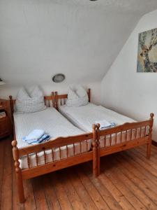モンシャウにあるFerienwohnung Trudeの木製の床に座った木製ベッド2台