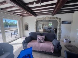 ein Wohnzimmer mit einem Sofa und einem Spiegel in der Unterkunft Villa CHESTER 9 km d'Omaha Beach in Trévières