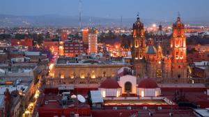 - Vistas al perfil urbano por la noche en INMOTEGA - Departamentos LOMAS, en San Luis Potosí