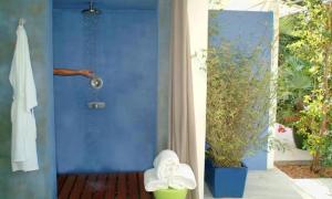 - Baño con puerta azul y ducha en Casa Morada, en Islamorada