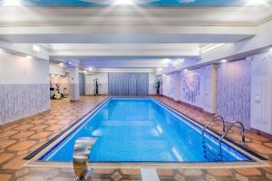 Bazén v ubytování Cron Palace kosher Tbilisi Hotel nebo v jeho okolí