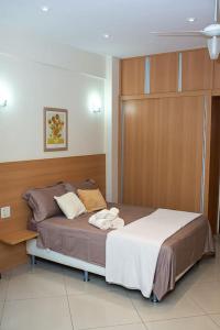- une chambre avec un lit et un mur en bois dans l'établissement * Inacreditável Apartamento a 100m da praia! *, à Rio de Janeiro