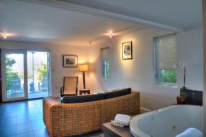 un soggiorno con divano e vasca da bagno di Casa Morada a Islamorada