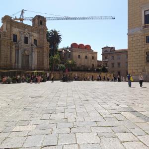 uma grande praça em frente a um edifício em [CENTRO STORICO] Casa Bellini ***** em Palermo