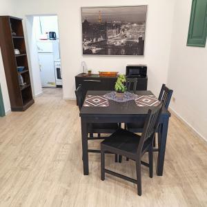 uma mesa de jantar e cadeiras num quarto em [CENTRO STORICO] Casa Bellini ***** em Palermo