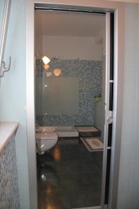 y baño con bañera, aseo y lavamanos. en B&B Valentino, en Bari