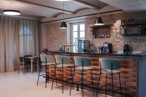 - un bar avec des chaises et un comptoir dans une pièce dans l'établissement Garenne, à Livron-sur-Drôme