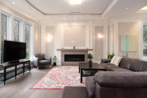 Khu vực ghế ngồi tại Luxurious 6-Bedroom Mansion Near UBC