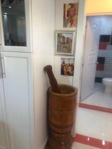 a bathroom with a wooden barrel and a toilet at Luxury Room SC in San Cristóbal