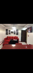 uma sala de estar com um sofá vermelho e cadeiras vermelhas em Luxury Room SC em San Cristóbal