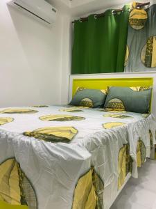 uma cama grande num quarto com uma cortina verde em Luxury Room SC em San Cristóbal