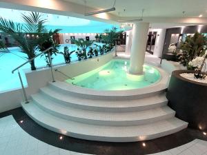 un bâtiment avec un jacuzzi dans un centre commercial dans l'établissement Hanza Tower STETT-INN Business & Holiday, à Szczecin