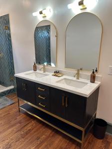 uma casa de banho com um lavatório e um espelho grande em The Opal and West House em Shelby