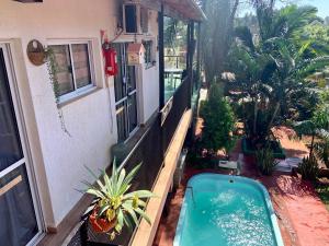 una piscina en el patio trasero de una casa en Ambar House Apart en Puerto Iguazú