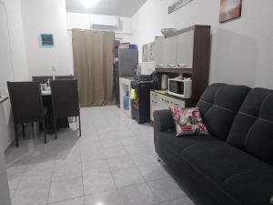 salon z kanapą i kuchnią w obiekcie RIVERA CASA MIA w mieście San Miguel