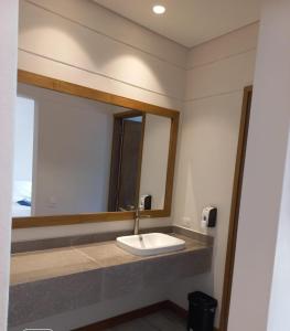 ein Bad mit einem Waschbecken und einem Spiegel in der Unterkunft Hotel Villa Del Marques in Sopetran