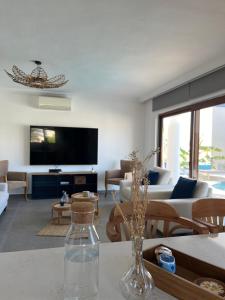 una sala de estar con un jarrón de agua sobre una mesa en Villa Deniz, en Kalkan