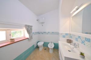 een badkamer met een toilet en een wastafel bij Villa Aida in Ischia