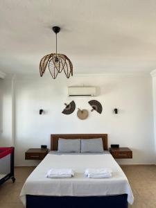 1 dormitorio con 1 cama con 2 toallas en Villa Deniz en Kalkan