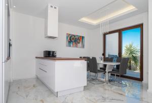 a kitchen and dining room with a table and chairs at Villa Hillson in Makarska