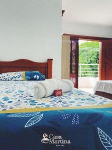 una cama con un animal de peluche sobre ella en Hotel Casa Martina Valledupar, en Valledupar