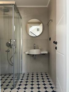 Un baño con lavabo y ducha con espejo. en Villa Deniz, en Kalkan