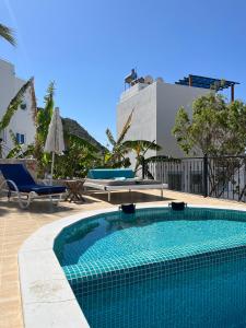 una piscina en medio de un patio con una silla en Villa Deniz, en Kalkan