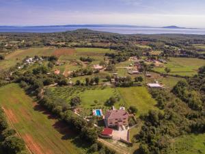 uma vista aérea de uma casa num campo em Ferienhaus mit Privatpool für 10 Personen ca 300 qm in Šišan, Istrien Südküste von Istrien em Sisan