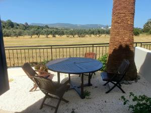 einen blauen Tisch und Stühle auf einer Terrasse in der Unterkunft G&E HARBOUR MAISONETTE NUMBER 13 in Lachi