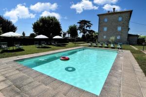 una piscina di fronte a un edificio di Ferienhaus für 20 Personen in Cortona, Trasimenischer See a Cortona