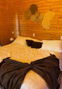 een bed met een zwarte jurk erop bij Aka Fishing Lodge in Guarapuava