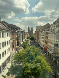 uma vista para uma rua da cidade com edifícios em NB Apartments em Nuremberga